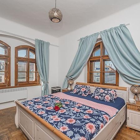 Carolina'S Romantic Apartment Hradec Králové Екстериор снимка