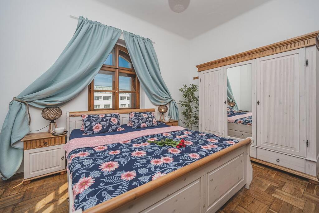 Carolina'S Romantic Apartment Hradec Králové Екстериор снимка